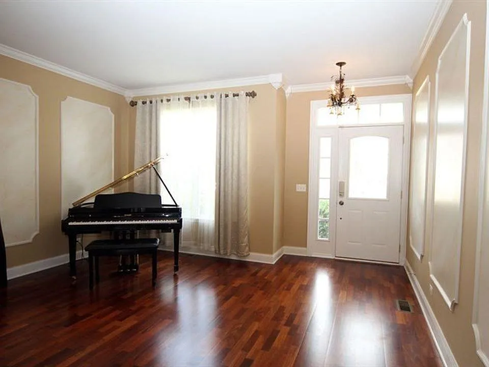 4 bed, 3431 sqft, $3,800 — Photo 2