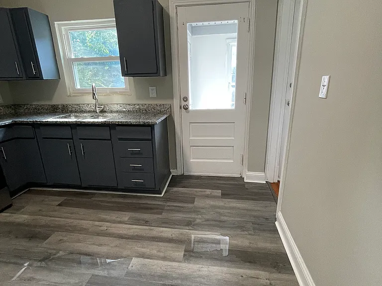 813 Terry St — Photo 2