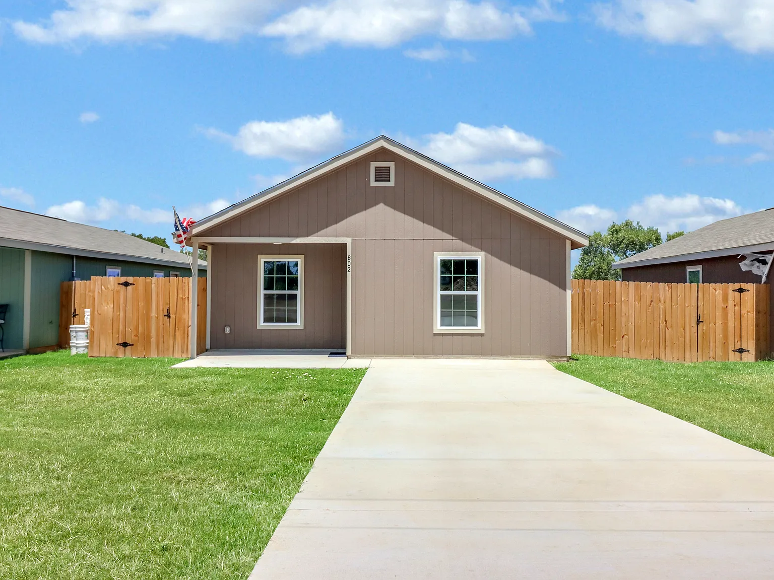 3 bed, 1049 sqft, $1,100 — Photo 2