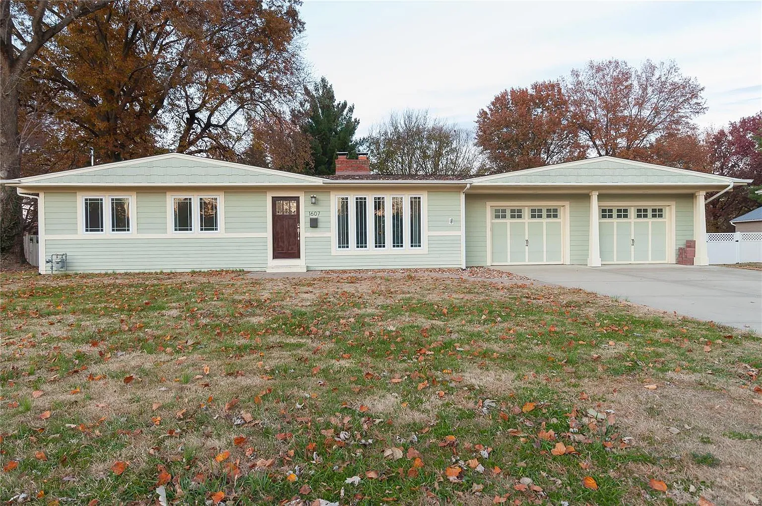 1607 Waverly Dr photo 1
