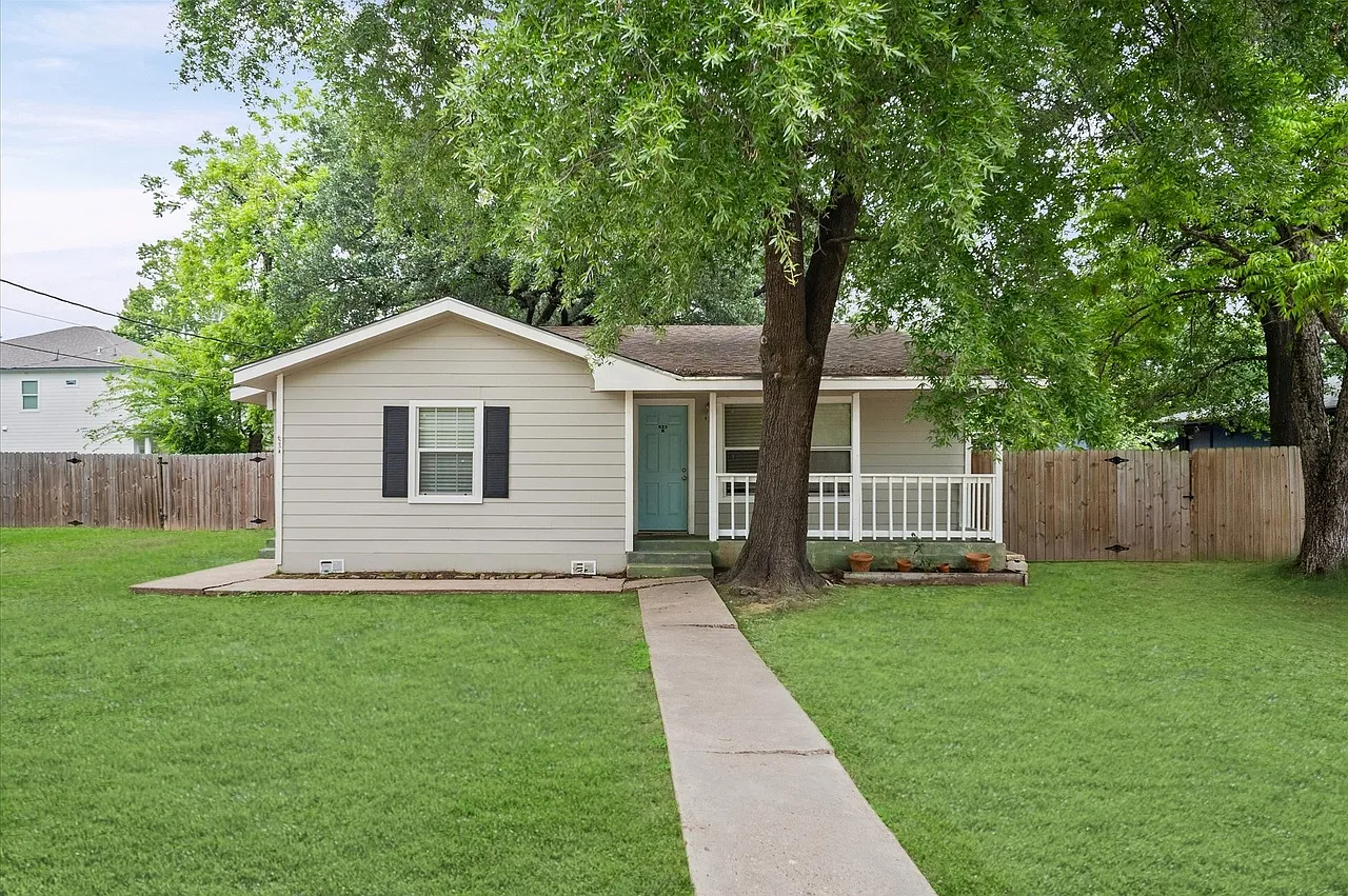 2 bed, 700 sqft, $1,200 — Photo 1
