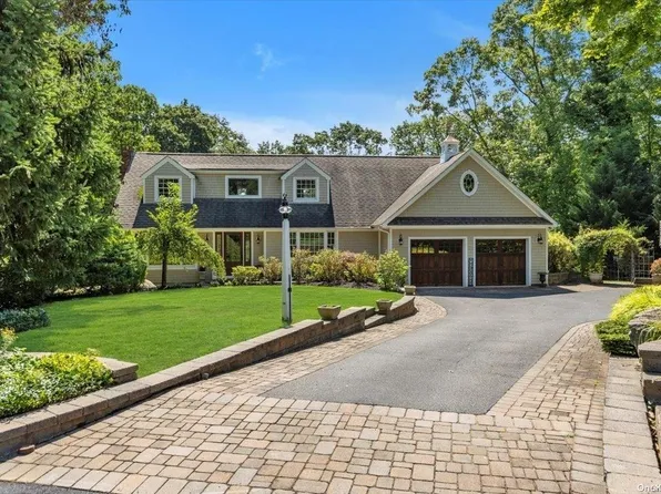 10 Sherry Court, Centerport, NY 11721