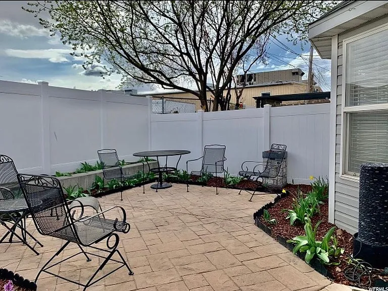 260 N Bliss Ct — Photo 2