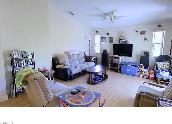 5th image of 2940 24th Ave NE