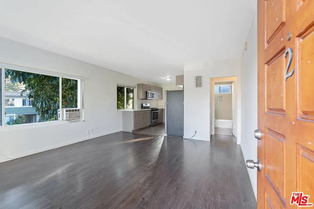 2 bed, 1.0 bath, 918 sqft, $2,795 — Photo 3