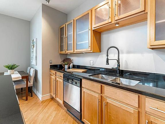 5th image of 2441 N Broadway Unit 110