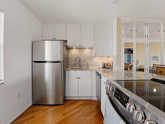 3rd image of 4400 Exeter Dr Unit 305