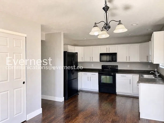 3 bed, 3.0 bath, 1832 sqft, $2,850 — Photo 4