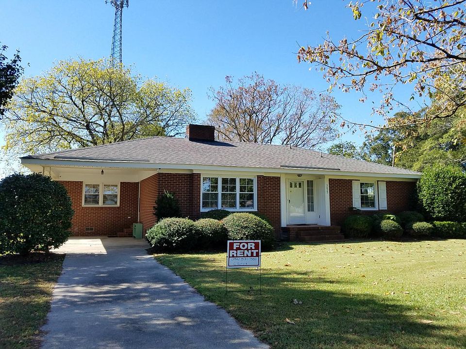 Front view: quiet well kept neighborhood 5 minutes drom med