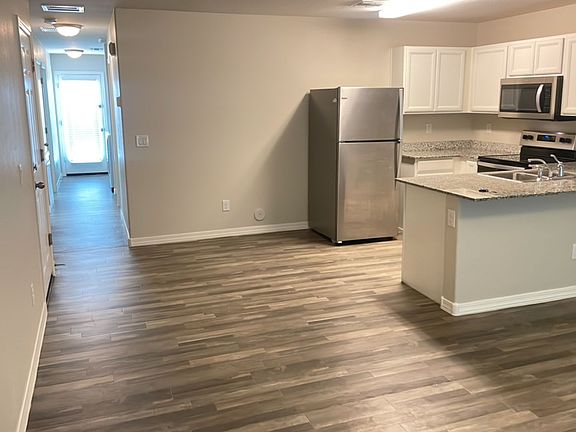 3rd image of 194 E Watson Pl