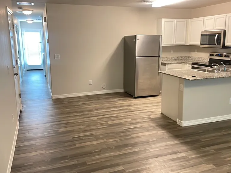 194 E Watson Pl — Photo 3
