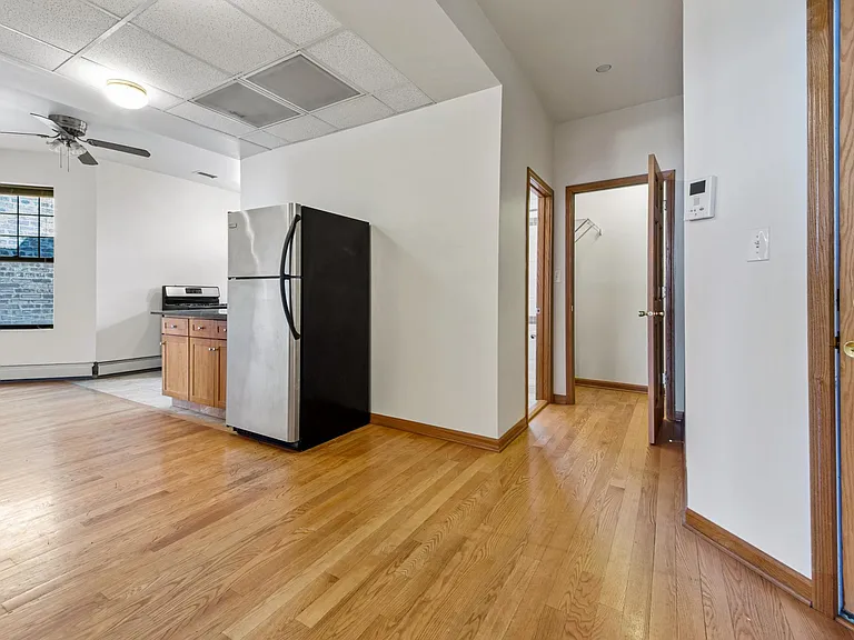 1435 E 53rd St #3E — Photo 2