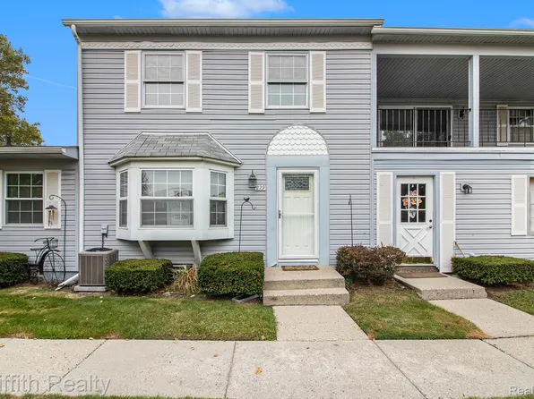 229 Lake Village Dr, Walled Lake, MI 48390