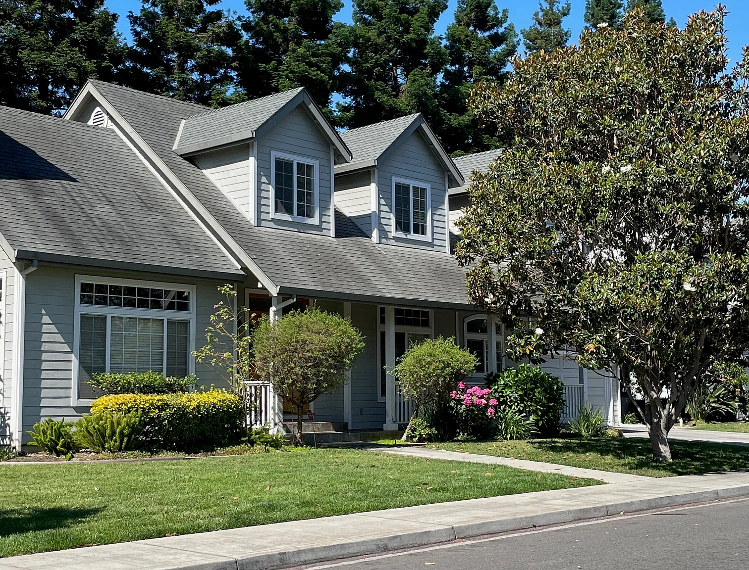825 Moraga Dr — Photo 1