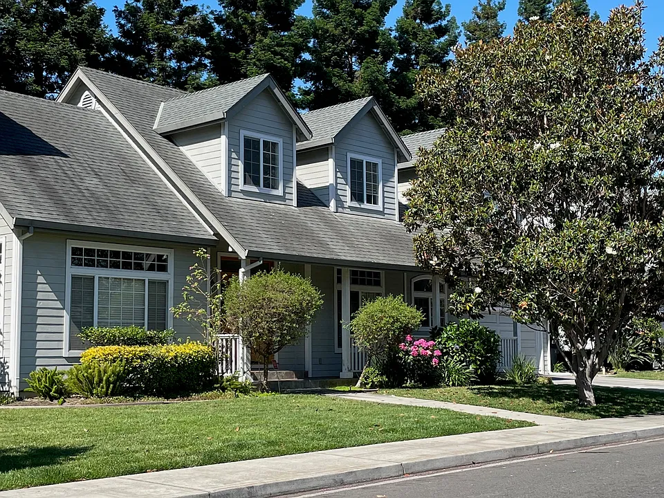 825 Moraga Dr