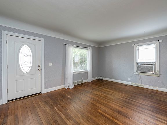 4th image of 102 Baldwin Ave