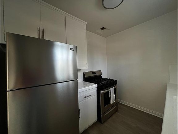 4th image of 421 N Doheny Dr APT 16