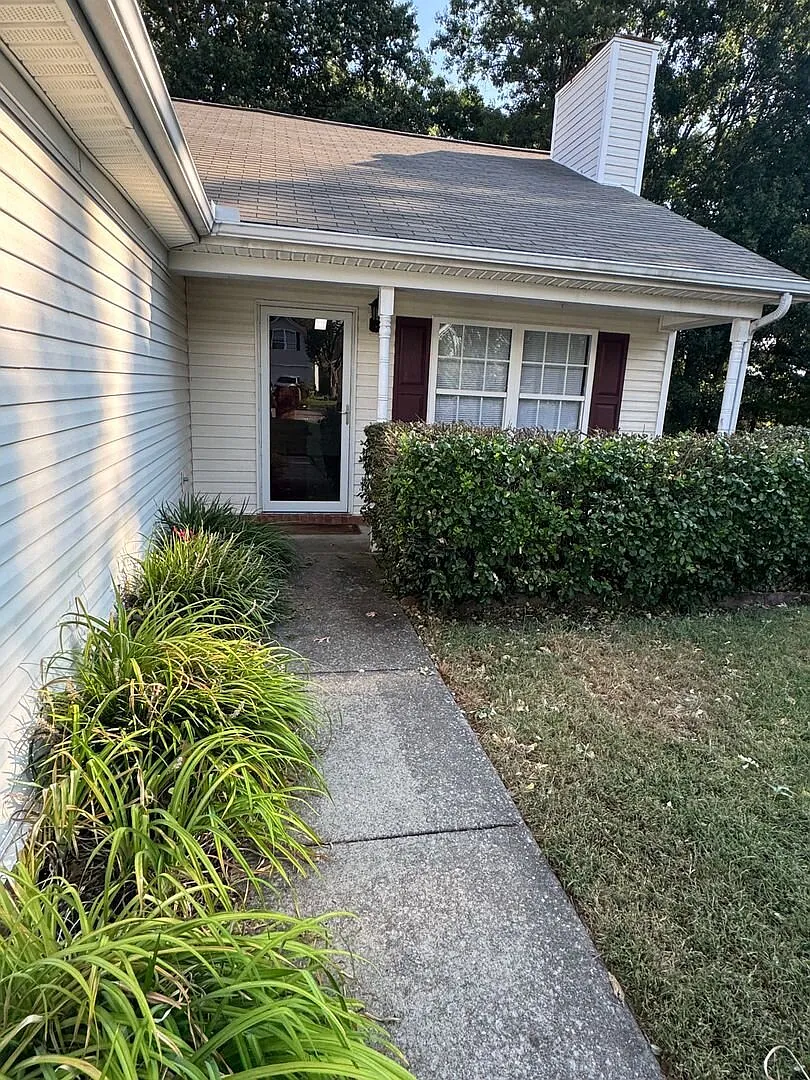 Beautiful 3 bed 2 bath home with open floorplan — Photo 2