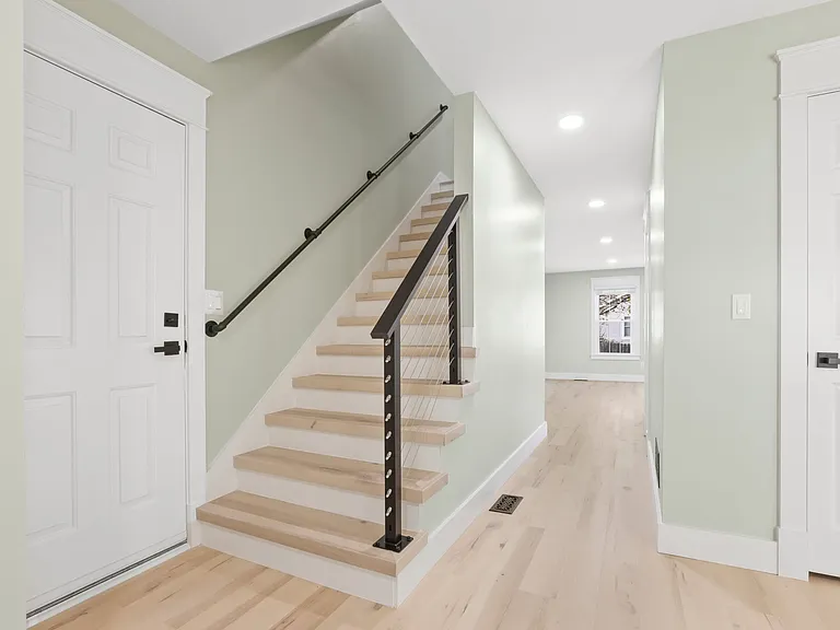 The cable railings and cast-iron modernity add a touch of modernity and an upcycled look at the same time.
