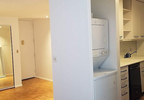 5th image of 240 E 47th St APT 24B