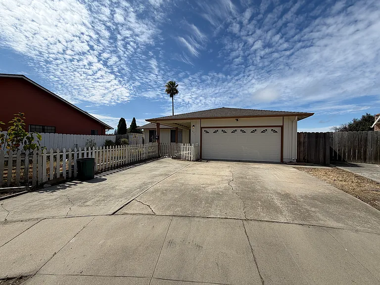 635 Seneca Pl — Photo 2