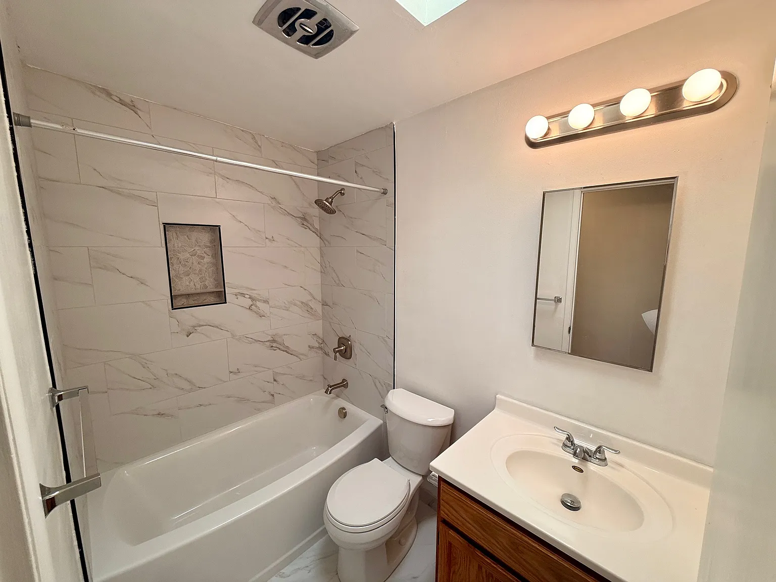 5 bed, 2464 sqft, $2,395 — Photo 2