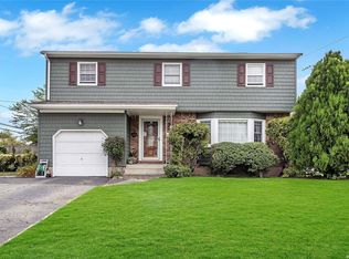 61 Anndom Ct, North Babylon, NY 11703