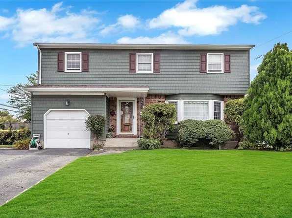 61 Anndom Court, North Babylon, NY 11703