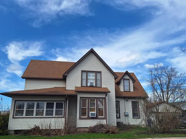 230 S Webster Ave, Omro, WI 54963