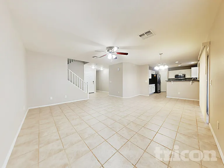 15204 N El Frio Ct — Photo 2