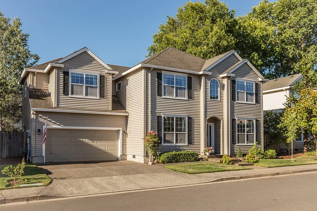Desirable Applewood Park 4 Bedroom 2.5 Bathroom Home Available April 23 — Photo 3