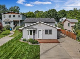 1366 Parkway Dr, Waterford, MI 48328