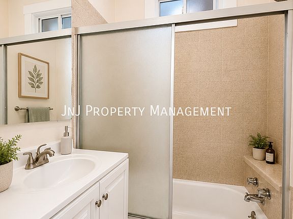 4th image of 125 E 20th St APT 5