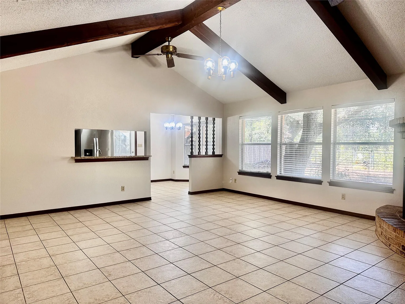 3 bed, 2.0 bath, 1417 sqft, $2,495 — Photo 2