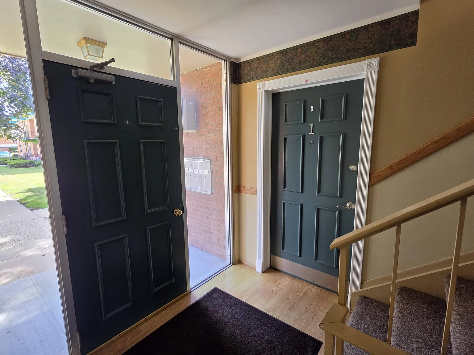 2 bed, 1.0 bath, 868 sqft, $1,350 — Photo 2