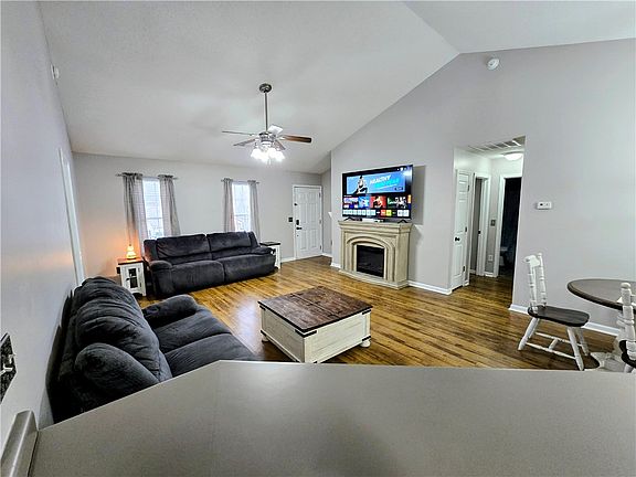 3rd image of 137 Hillside Cir