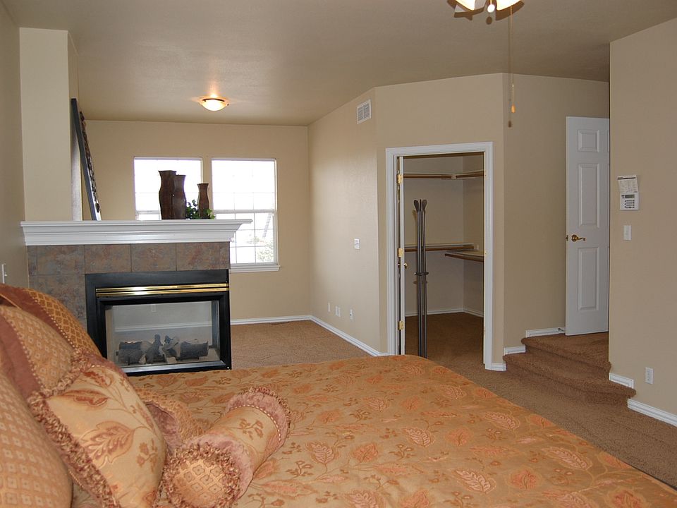 Master w/ Lg walk in closet