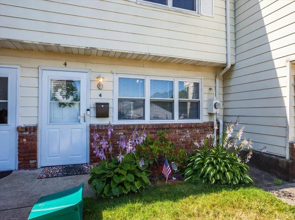 4 Connecticut Ct, Matawan, NJ 07747