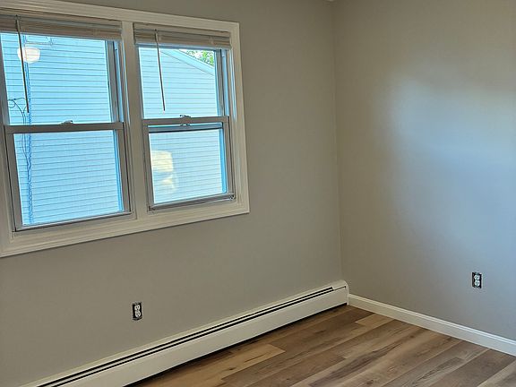 4th image of 124 Stetson St #124