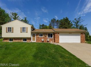 689 Robar Cir, White Lake, MI