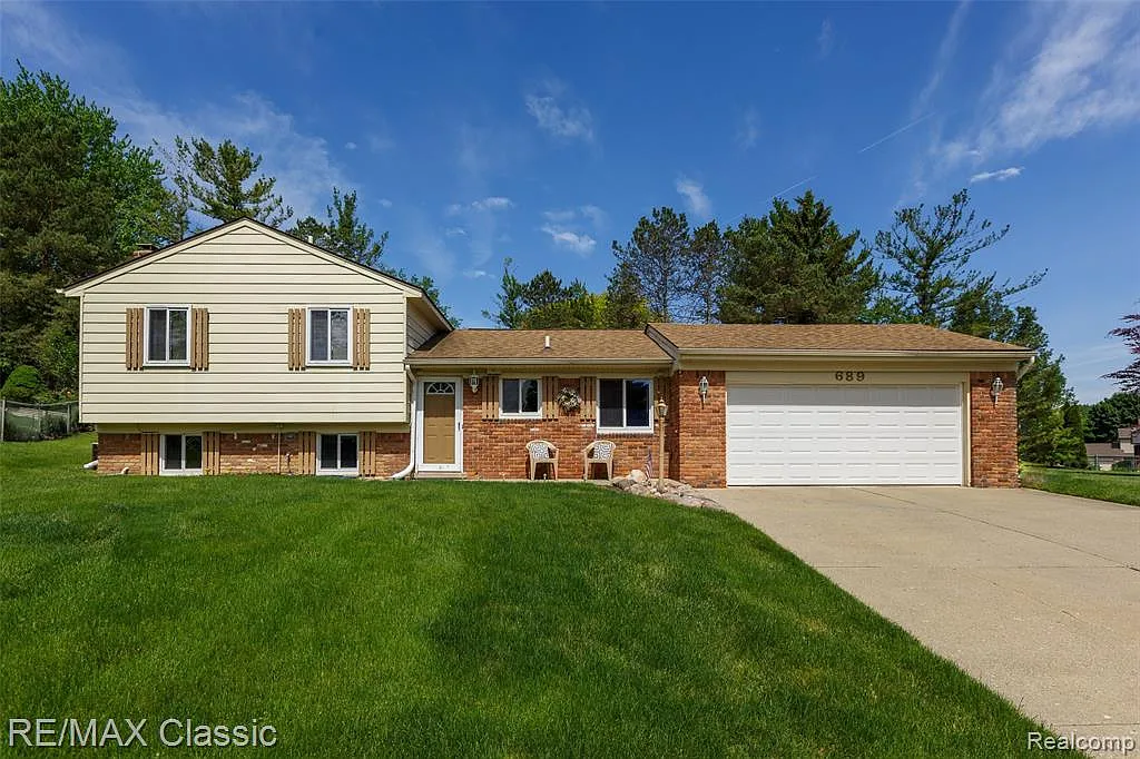 689 Robar Cir photo 1