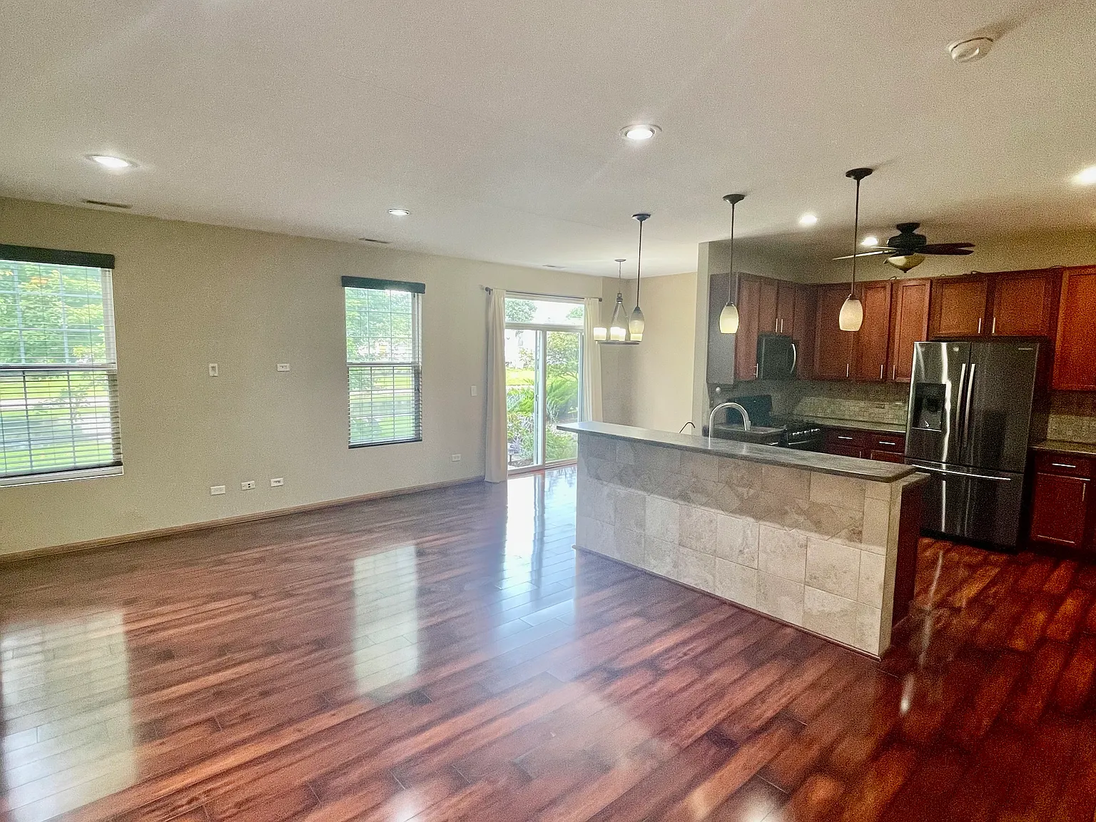 2 bed, 1.5 bath, 1484 sqft, $2,400 — Photo 2