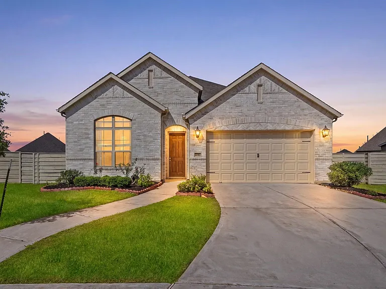 2221 Forest Trace Ln — Photo 1