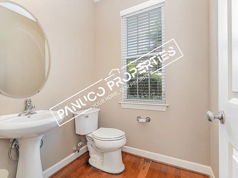 Main level bathrooom