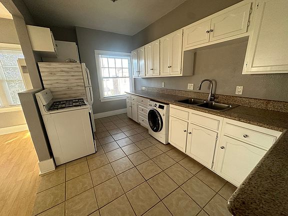 3rd image of 1836 E 1st St APT 4