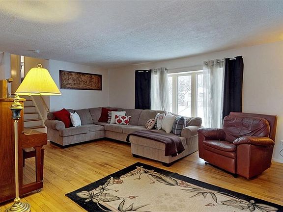 4th image of 1811 Laurel Dr