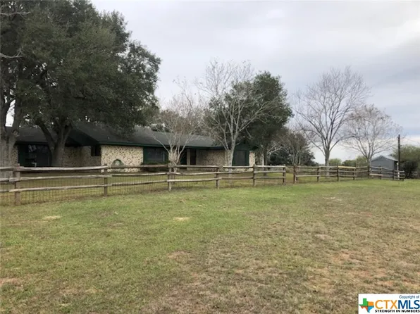 642 Martinez Rd, Yoakum, TX 77995