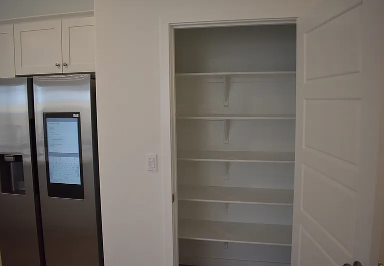 4470 N San Clemente Ave — Photo 15