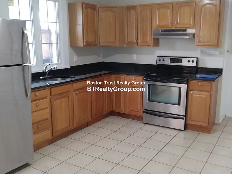 163 University Ave — Photo 15