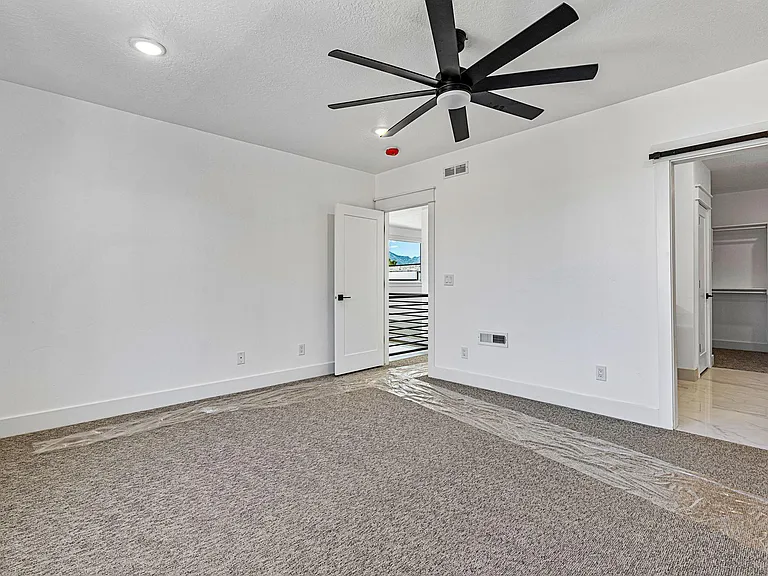 449 E Greenwood Ave — Photo 20